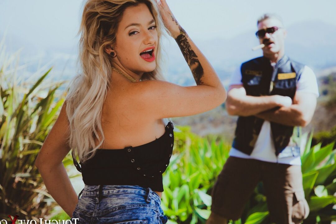 20P A loira sexy Harmony Rivers provoca um motociclista ao ar livre antes de eles foderem lá dentro