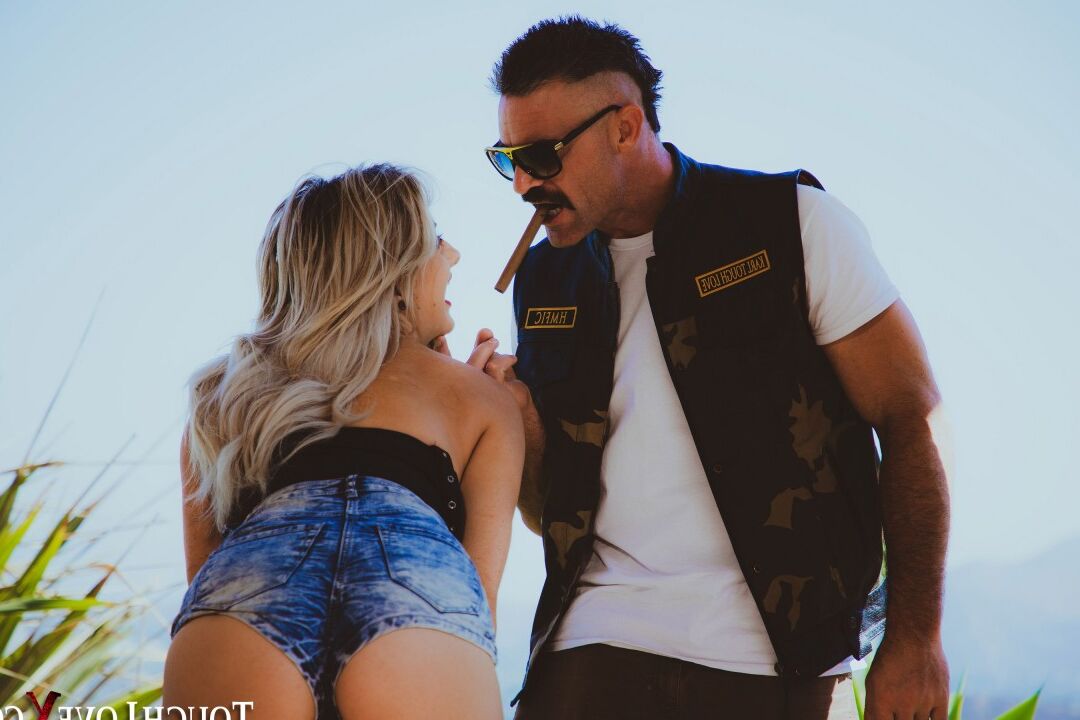 20P A loira sexy Harmony Rivers provoca um motociclista ao ar livre antes de eles foderem lá dentro