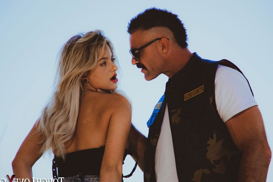 20P A loira sexy Harmony Rivers provoca um motociclista ao ar livre antes de eles foderem lá dentro