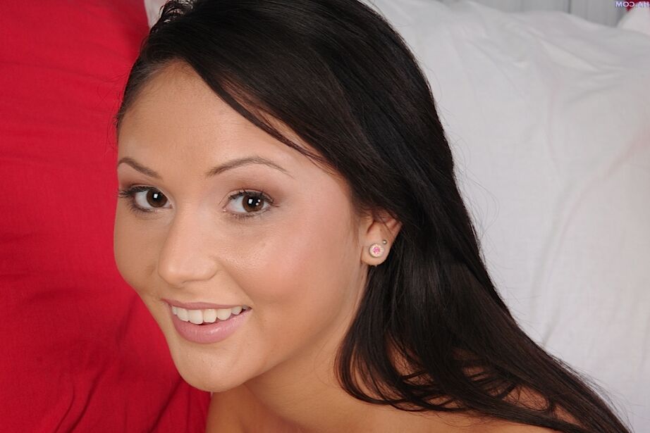 16P Jovem amadora sedutora Ariana Marie mostra seu corpo quente e firme