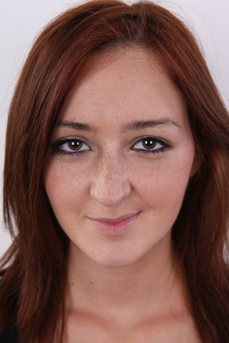 20P Babeta, amateur rousse, supprime un sourire alors qu'elle se tient totalement nue