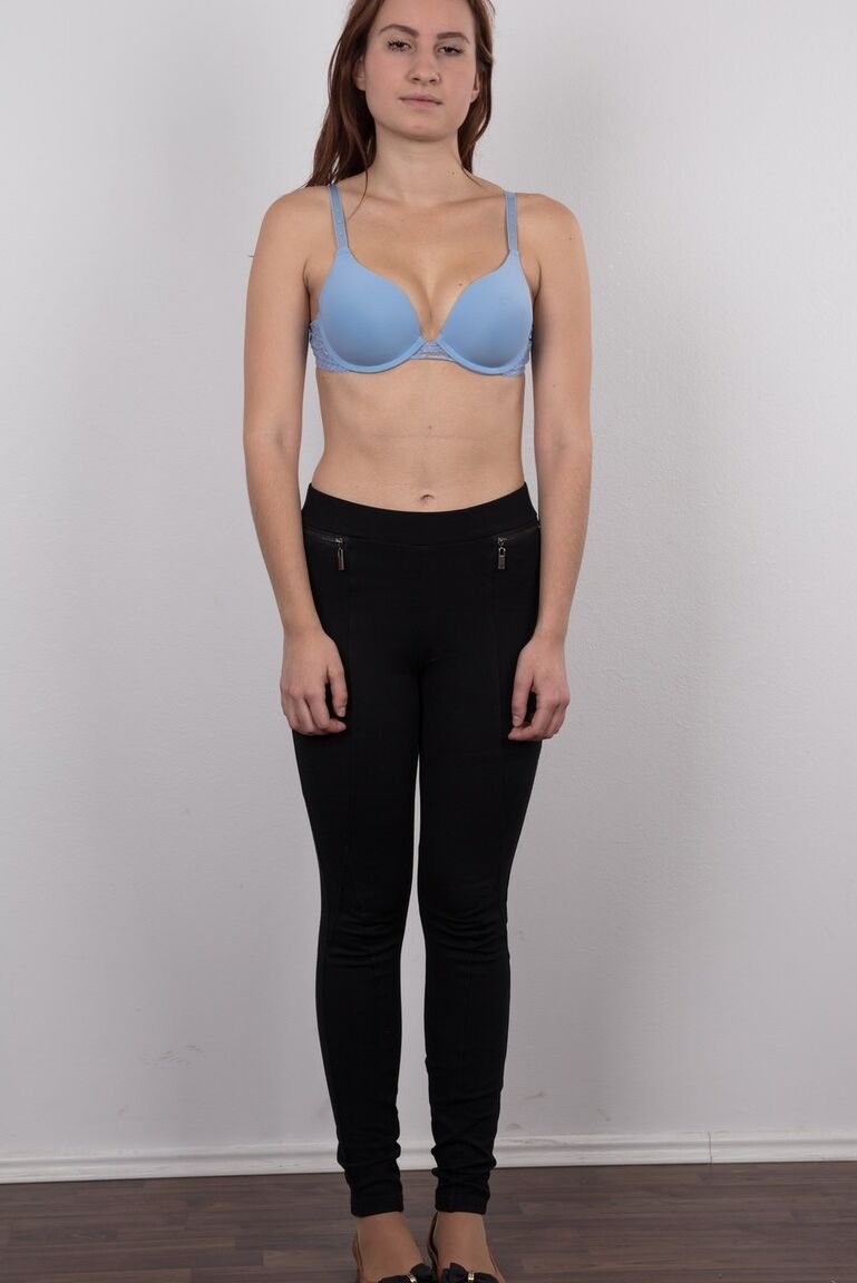 20P La amateur checoslovaca Anastazie se desnuda lentamente y sola