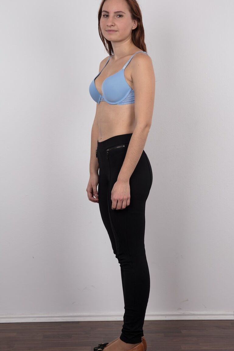 20P La amateur checoslovaca Anastazie se desnuda lentamente y sola