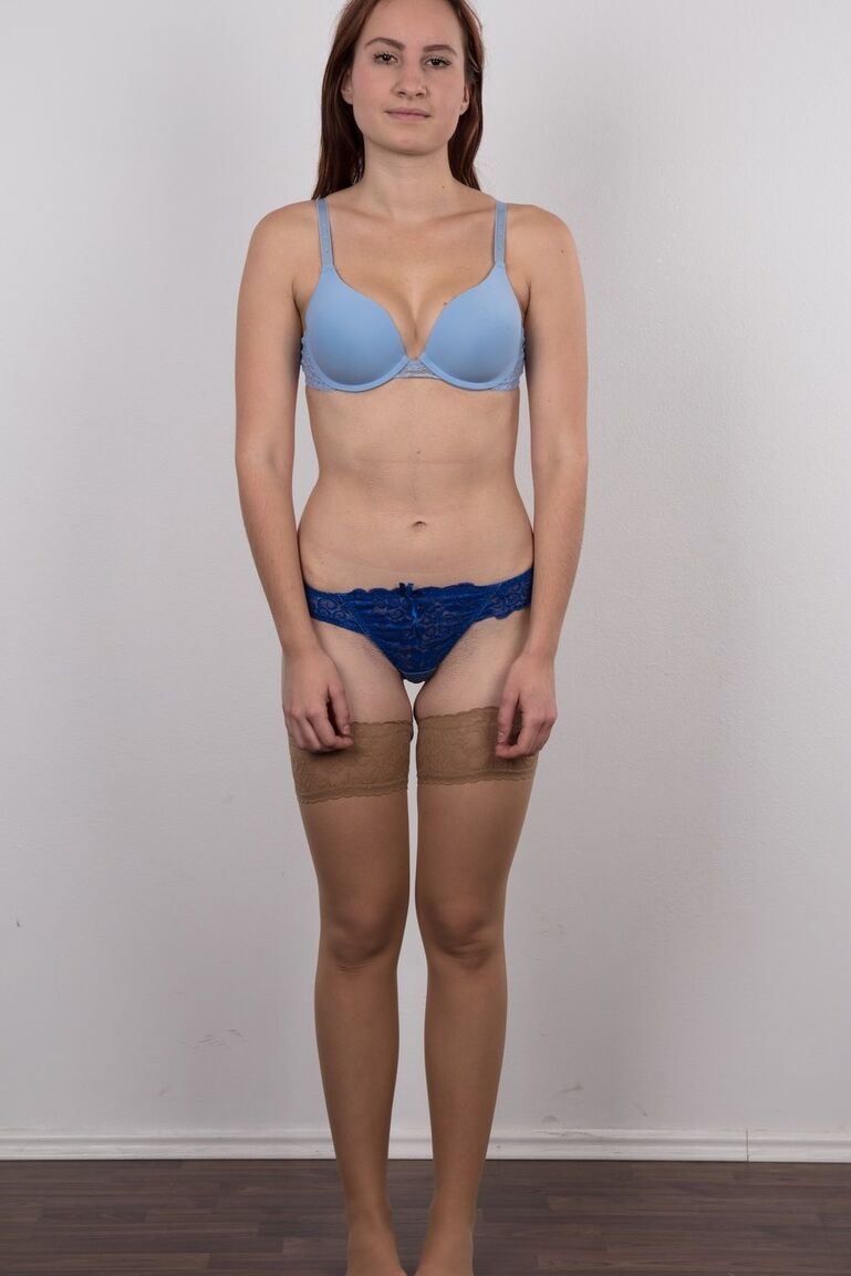 20P La amateur checoslovaca Anastazie se desnuda lentamente y sola