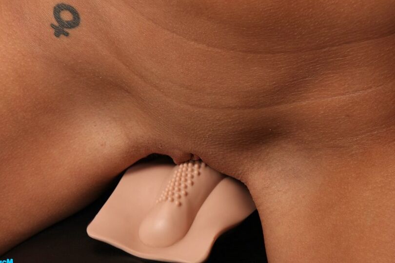 Die 16P vollbusige Blondine Jaclyn Case reitet einen Sybian, bevor sie an einem harten Schwanz herumfummelt