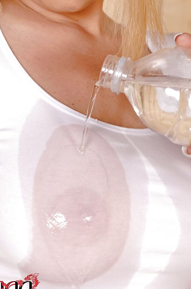 16P La hábil dona bell bebiendo agua y mojando las tetas
