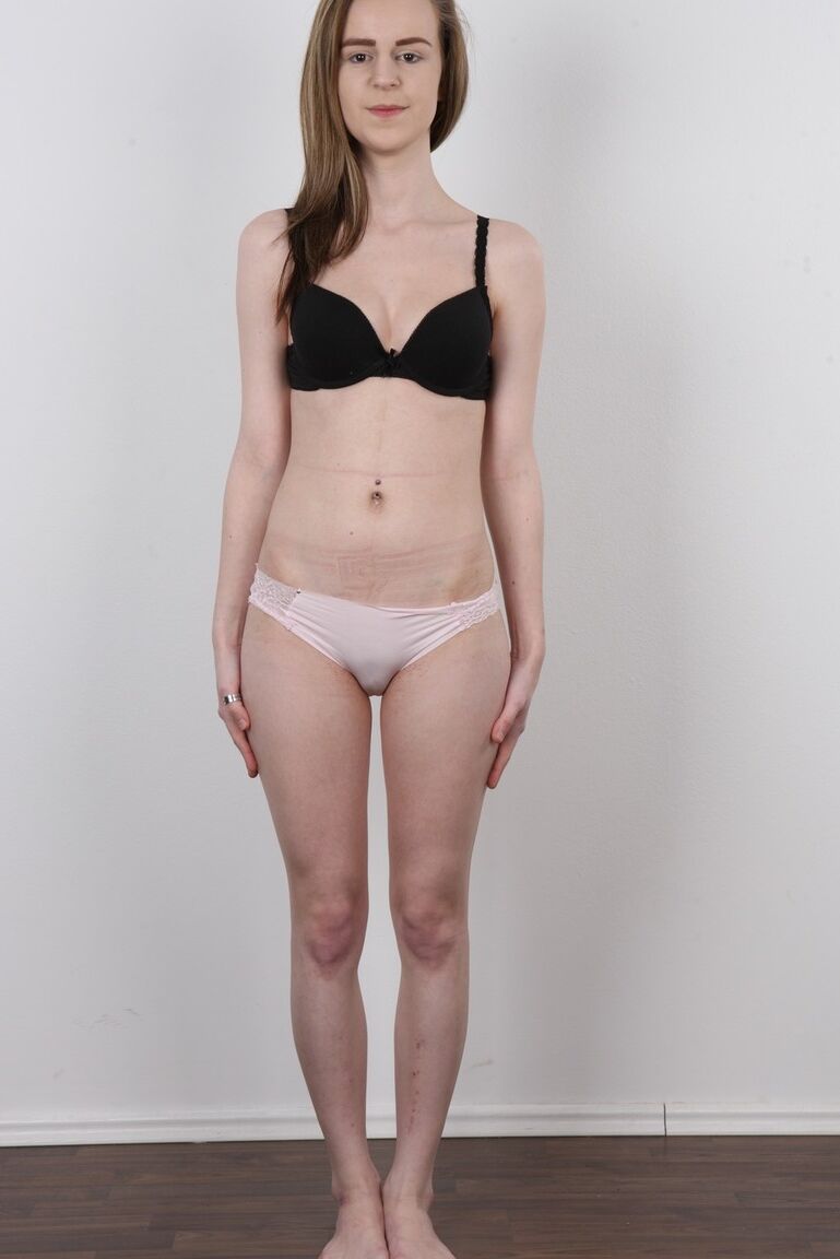 20P Petra, mannequin amateur, croise les jambes après s'être totalement nue sur un tabouret.