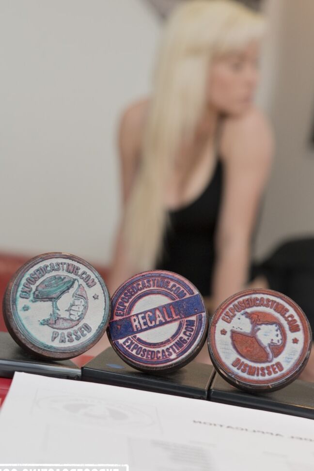 17P Der mutige blonde Teenager Licky Lex wird in die gepiercte Muschi und das enge Arschloch gefickt