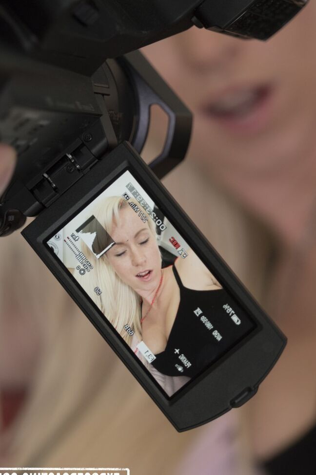 17P Der mutige blonde Teenager Licky Lex wird in die gepiercte Muschi und das enge Arschloch gefickt