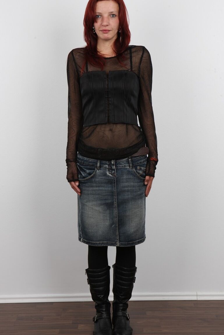 20P La pelirroja amateur Misa se quita la ropa una prenda a la vez hasta quedar desnuda