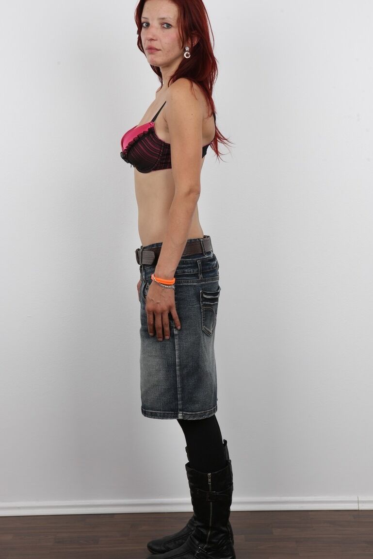 20P La pelirroja amateur Misa se quita la ropa una prenda a la vez hasta quedar desnuda