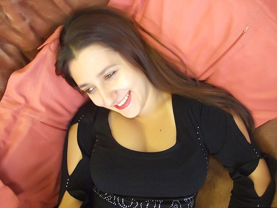 20P La modelo amateur Kimberly Scott luce el pelo largo mientras muestra su escote