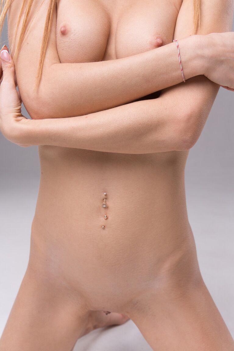 21P La hermosa Pretty One mostrando cada centímetro de su impecable cuerpo desnudo