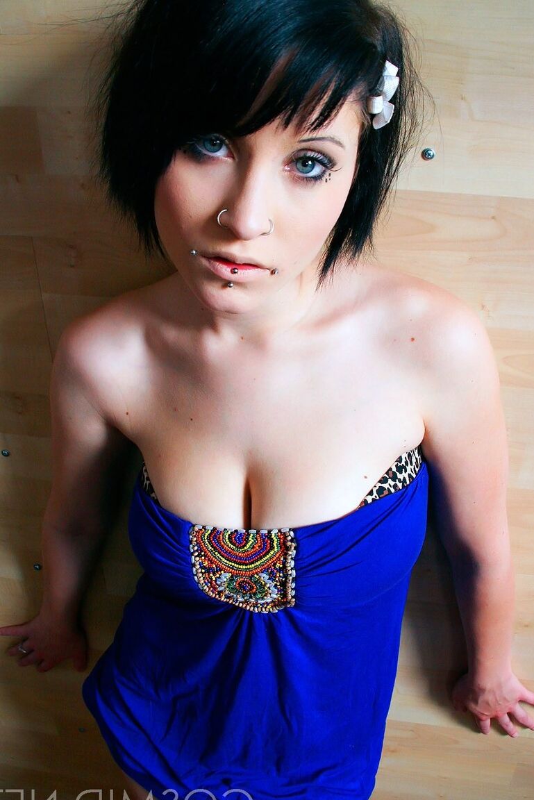 16P Chica de cabello oscuro descubre grandes naturales antes de exponer su culo desnudo