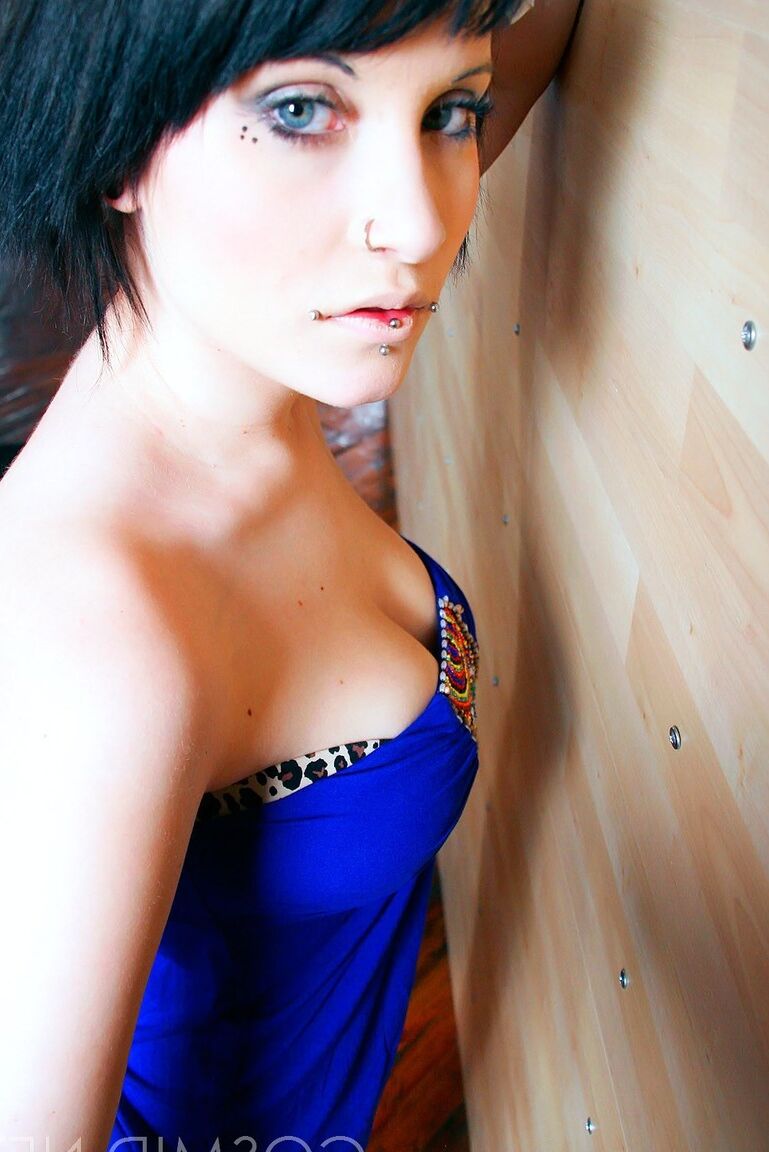 16P Chica de cabello oscuro descubre grandes naturales antes de exponer su culo desnudo
