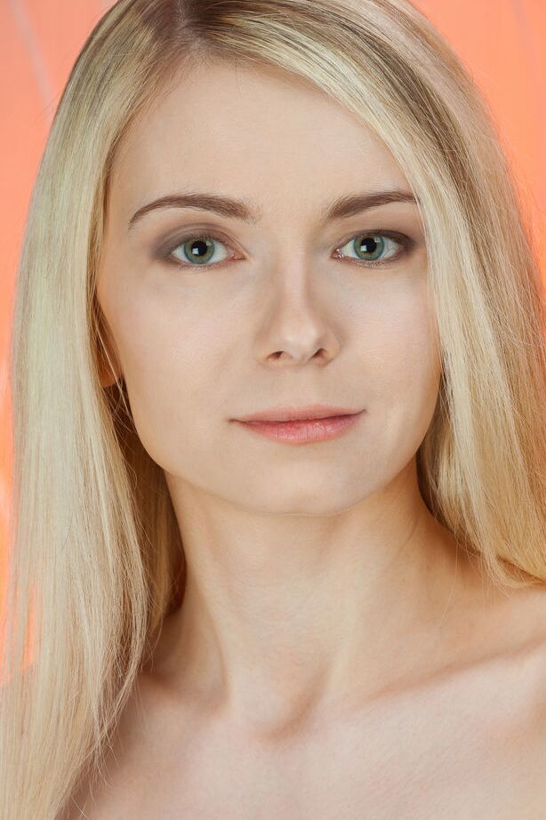 18P Nackte blonde Teenagerin Lenore zeigt ihre kahle Möse, während sie nackt auf dem Bett modelt