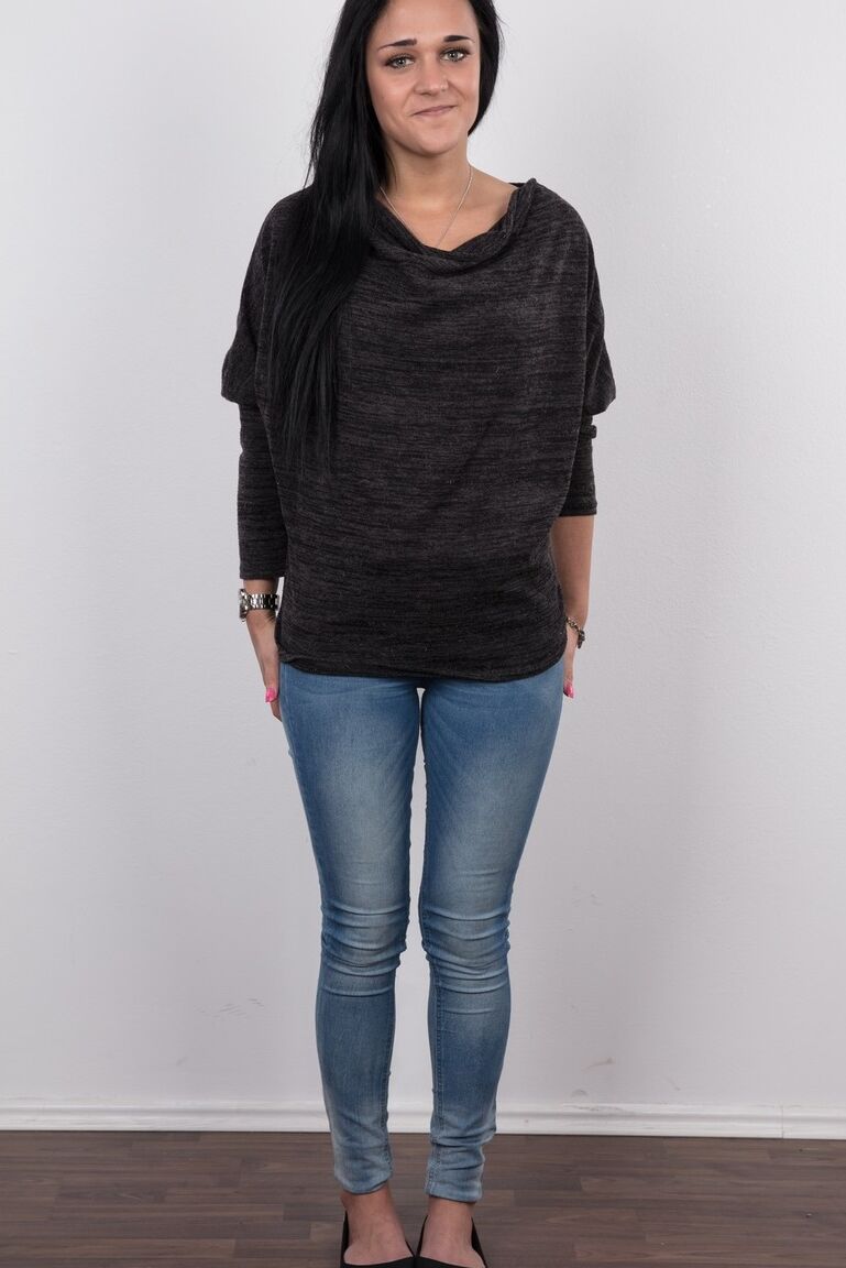 20P A linda Lucka, de cabelos negros, tira o jeans apertado e mostra os mamilos em close