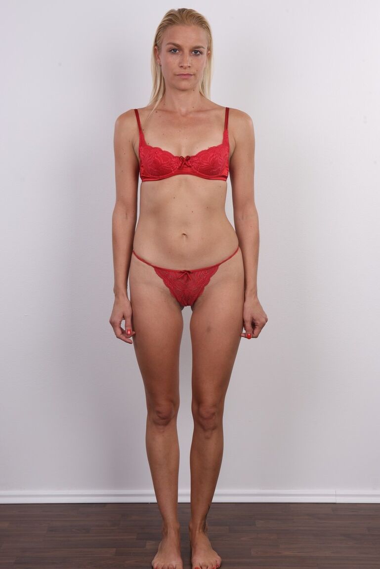 15P La rubia Lucie se encuentra totalmente desnuda mientras lanza su carrera como modelo desnuda