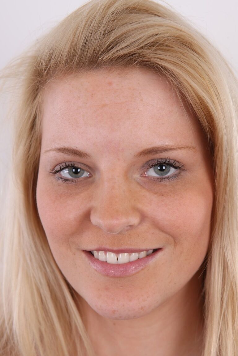Die 15P-Blondine Tereza steht in Bluejeans und mit nacktem Hintern da