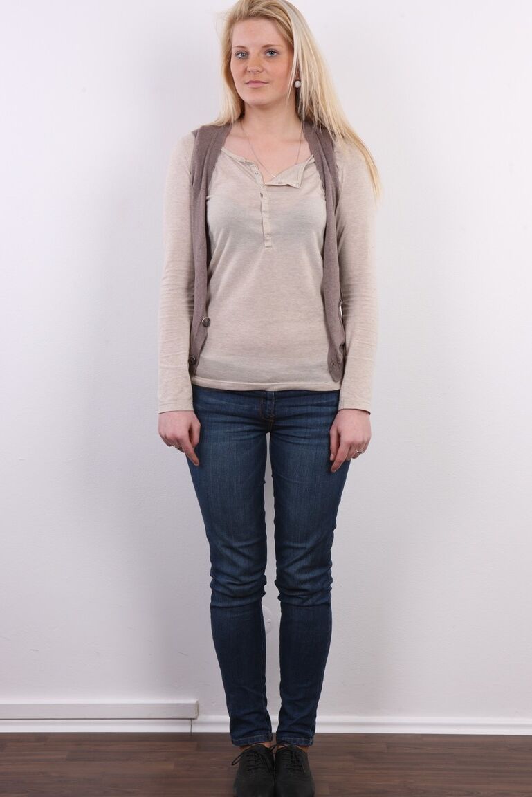 Die 15P-Blondine Tereza steht in Bluejeans und mit nacktem Hintern da