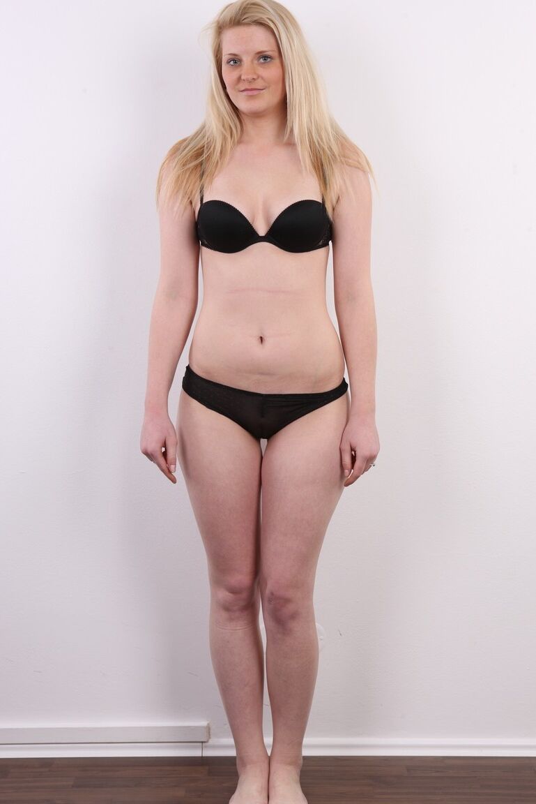 Die 15P-Blondine Tereza steht in Bluejeans und mit nacktem Hintern da