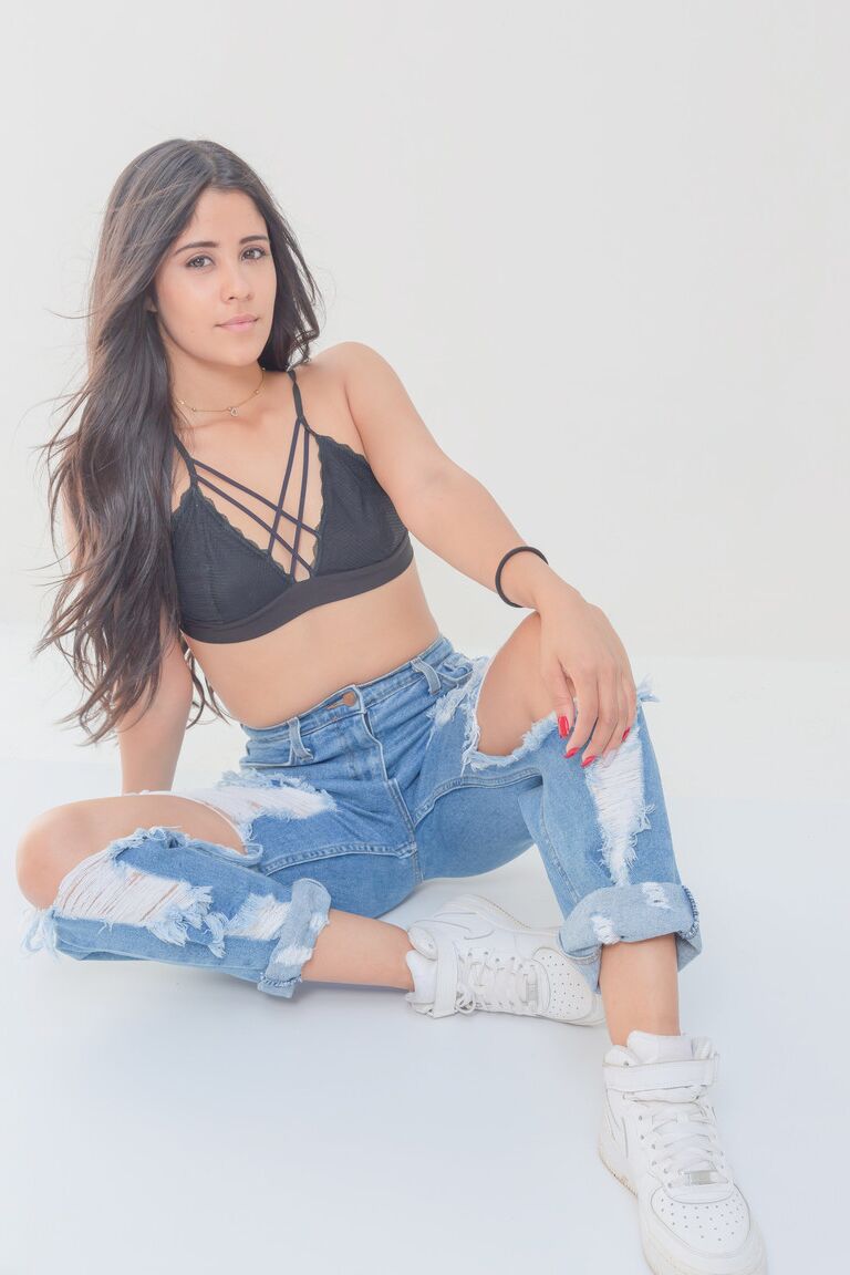 21P La glam Katie Arias se quita los jeans rotos