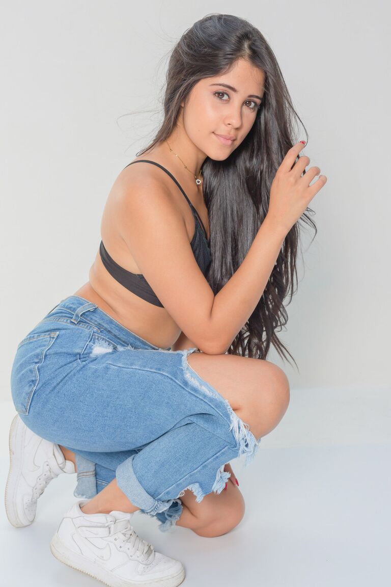 21P La glam Katie Arias se quita los jeans rotos