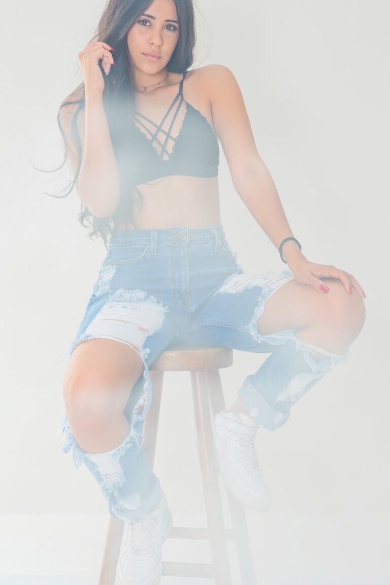 21P La glam Katie Arias se quita los jeans rotos