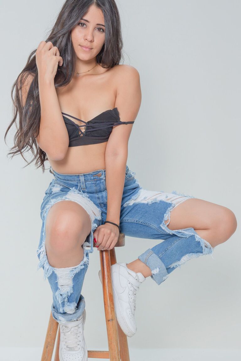 21P La glam Katie Arias se quita los jeans rotos