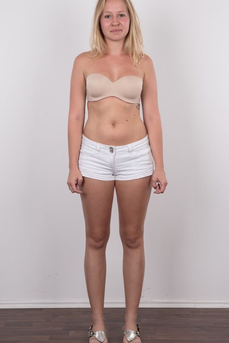 20P Blonde Amateurin Veronika entblößt ihre gebräunten Titten in schwarzer Unterwäsche