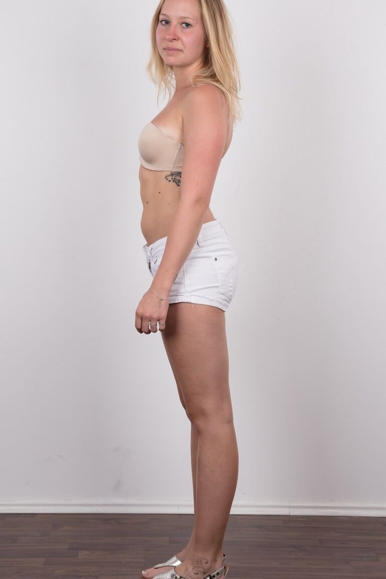 20P Blonde Amateurin Veronika entblößt ihre gebräunten Titten in schwarzer Unterwäsche
