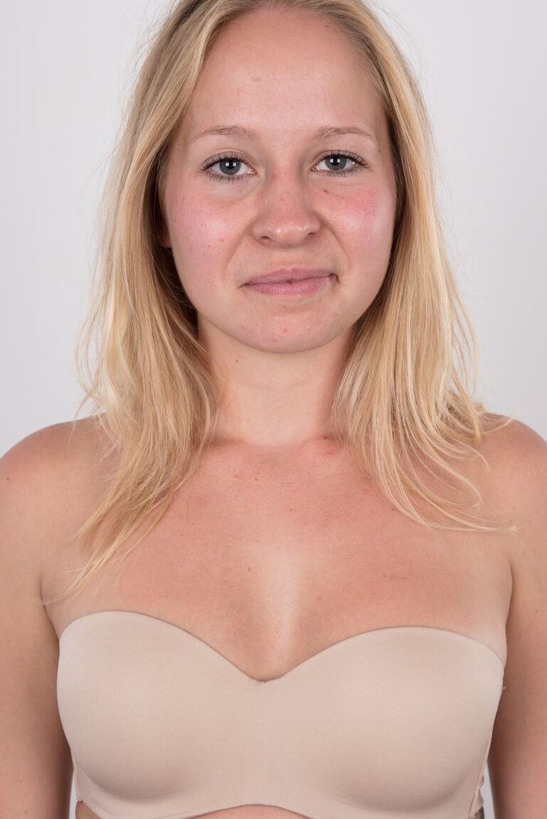 20P Blonde Amateurin Veronika entblößt ihre gebräunten Titten in schwarzer Unterwäsche