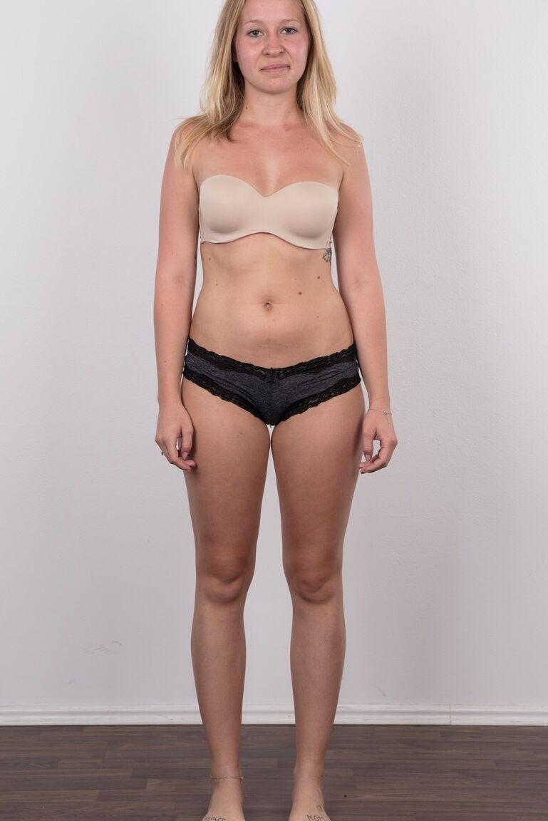 20P Blonde Amateurin Veronika entblößt ihre gebräunten Titten in schwarzer Unterwäsche