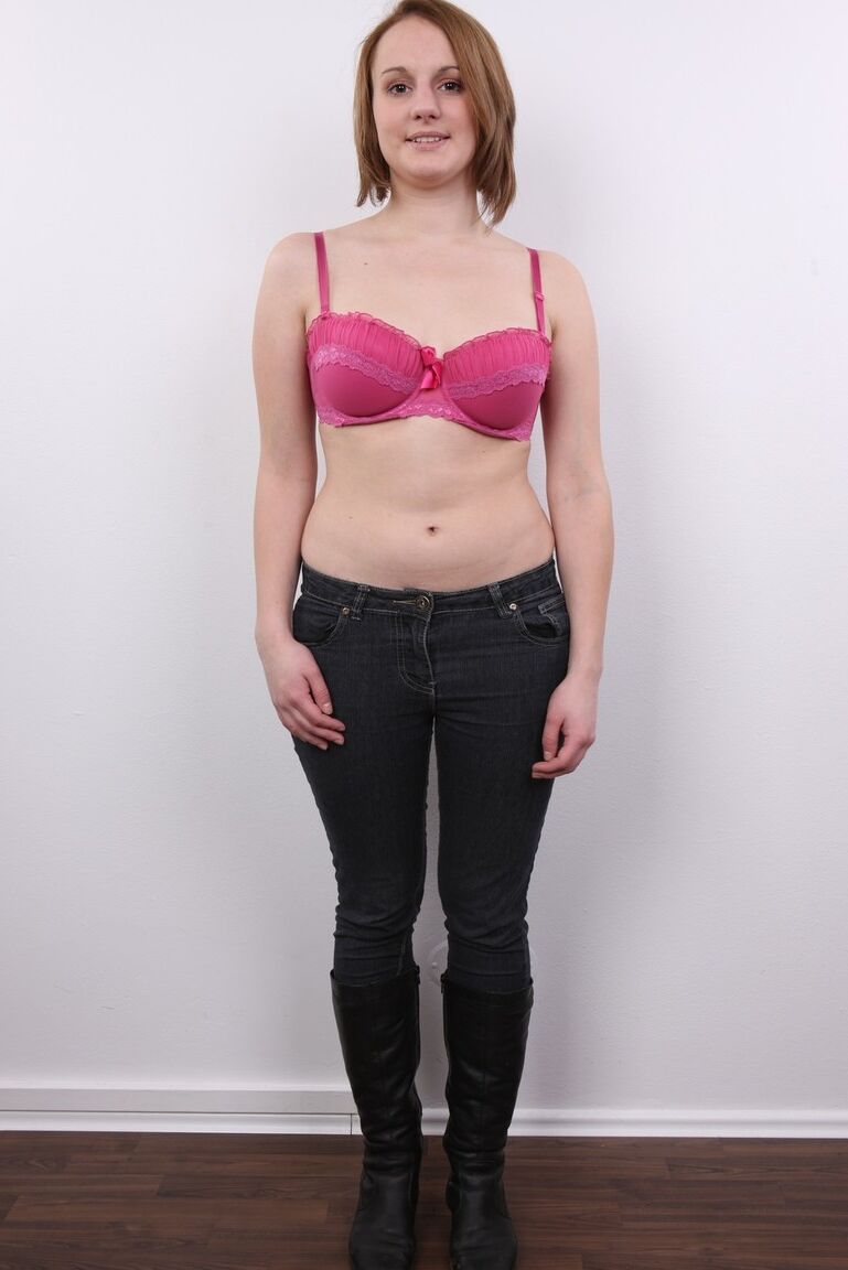 20P La gordita amateur Dominika se quita los jeans y la ropa interior rosa para una audición desnuda