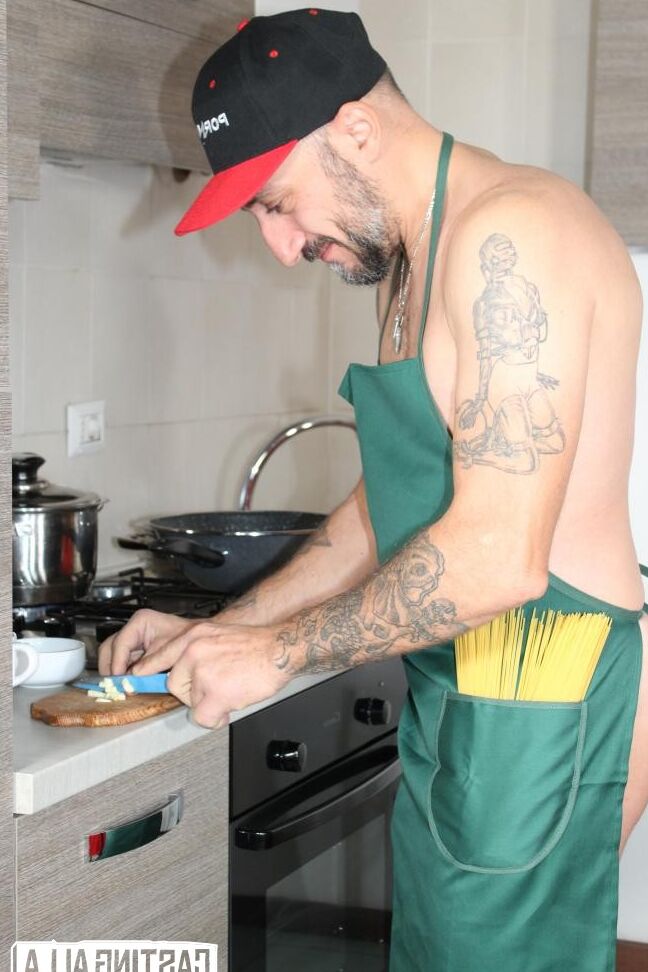 18P Puta Hardcore em lingerie de renda tem a buceta fodida na mesa pelo chef tatuado