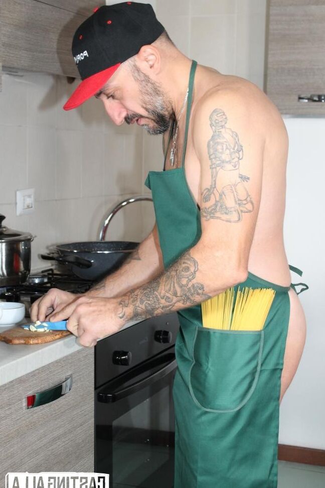 18P Puta Hardcore em lingerie de renda tem a buceta fodida na mesa pelo chef tatuado