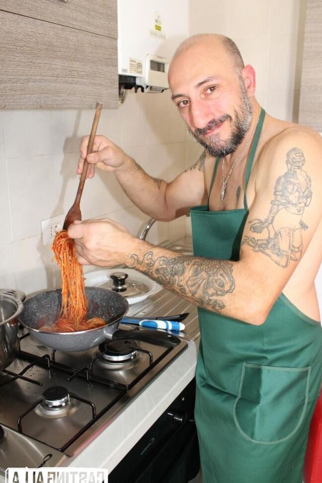 18P Puta Hardcore em lingerie de renda tem a buceta fodida na mesa pelo chef tatuado