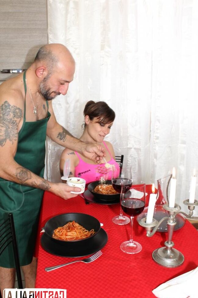 18P Puta Hardcore em lingerie de renda tem a buceta fodida na mesa pelo chef tatuado