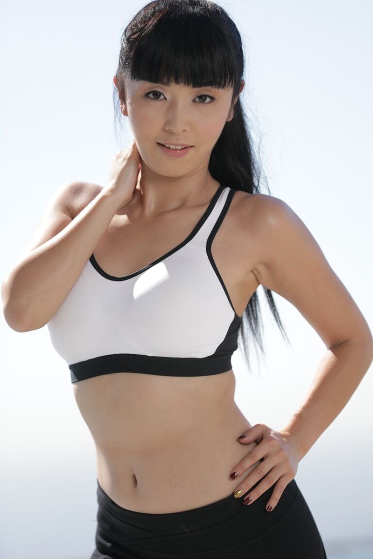 Die 21P fitte asiatische Hottie Marica Hase zieht ihr Top und ihre sexy Yoga-Strumpfhose aus, um nackt zu posieren