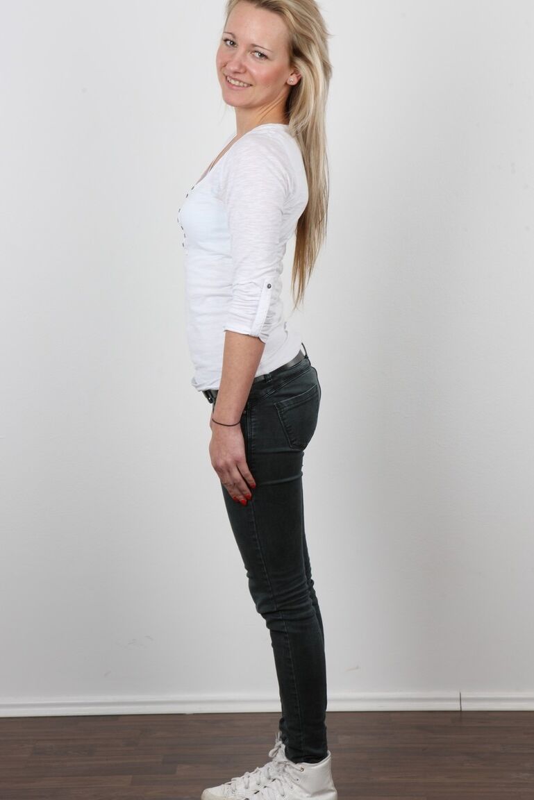 20P La blonde Lucie enlève son jean et sa lingerie pour poser nue