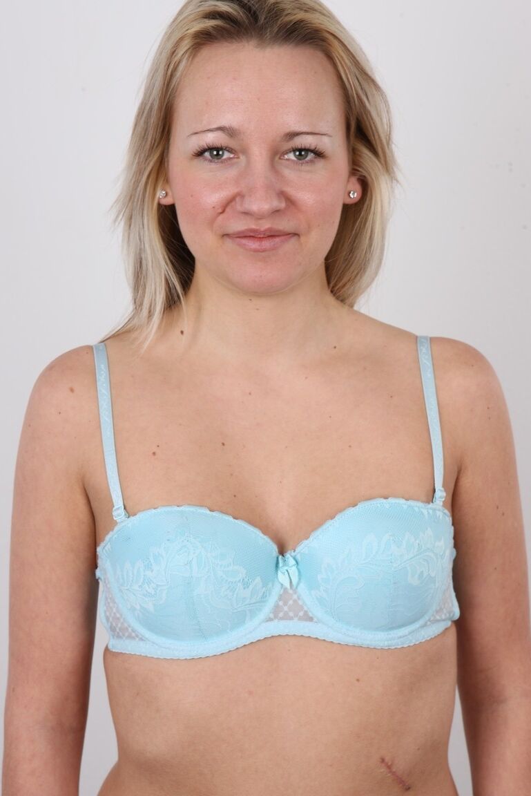 20P La blonde Lucie enlève son jean et sa lingerie pour poser nue