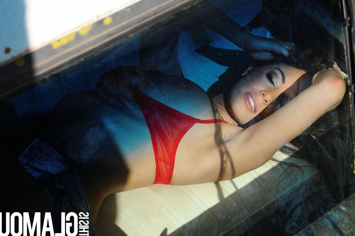 21P Das bezaubernde Model Lindsey Strutt zeigt ihre großen Brüste und stellt sie im Auto zur Schau