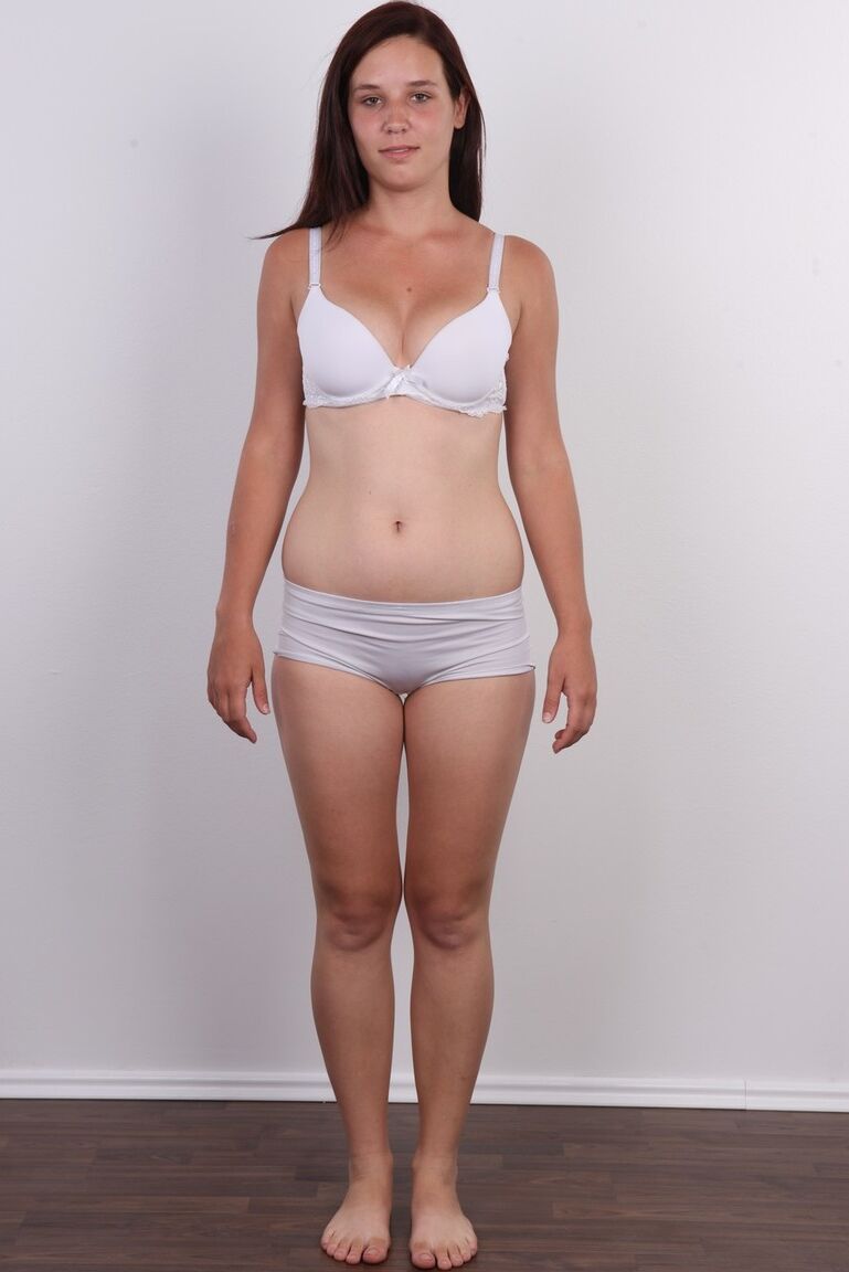 15P Une amatrice brune se déshabille pour un gros plan de chatte rasée lors d'une audition porno