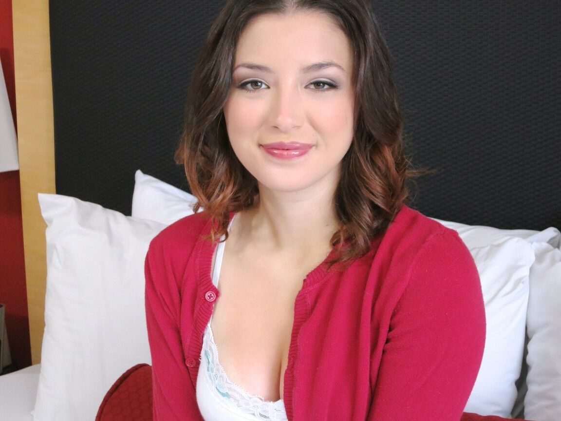 17P Daisy Summers luce tan inocente mientras está acostada en la cama completamente vestida