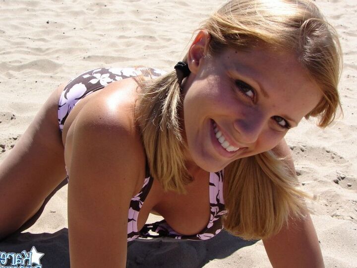 12P Loira amadora Karen modela seu novo biquíni em um campo de vôlei