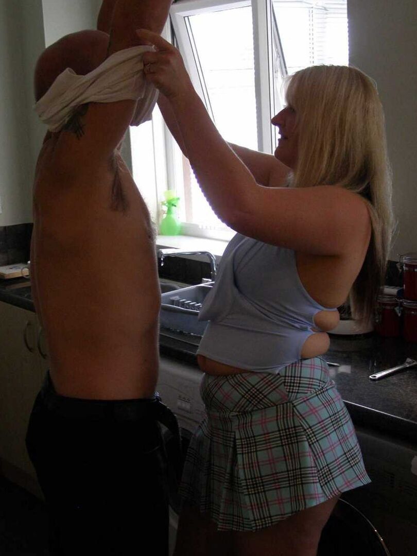 16P La rubia amateur Samantha seduce a los reparadores en su cocina