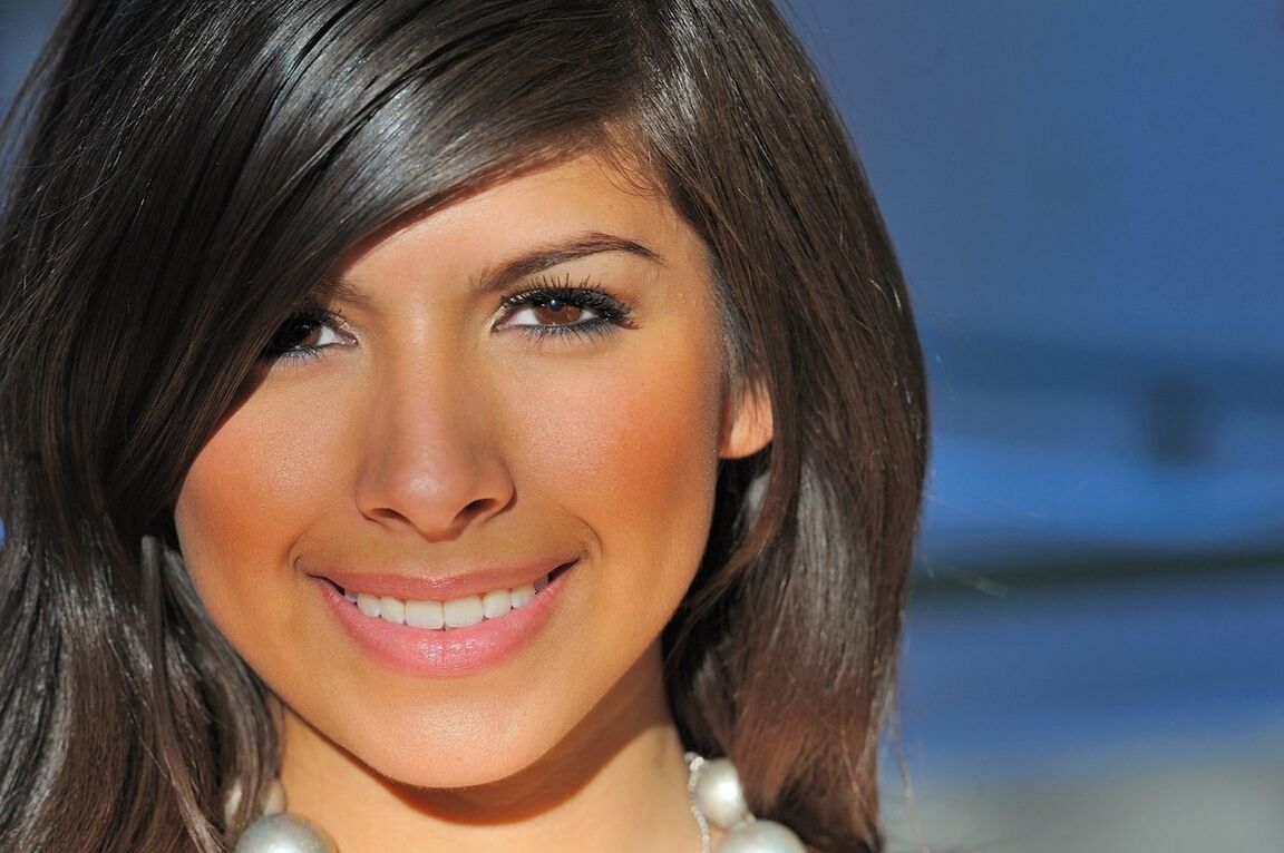 10P Modelos amadoras liberam seus peitos lindos com vestidos de sol em locais públicos
