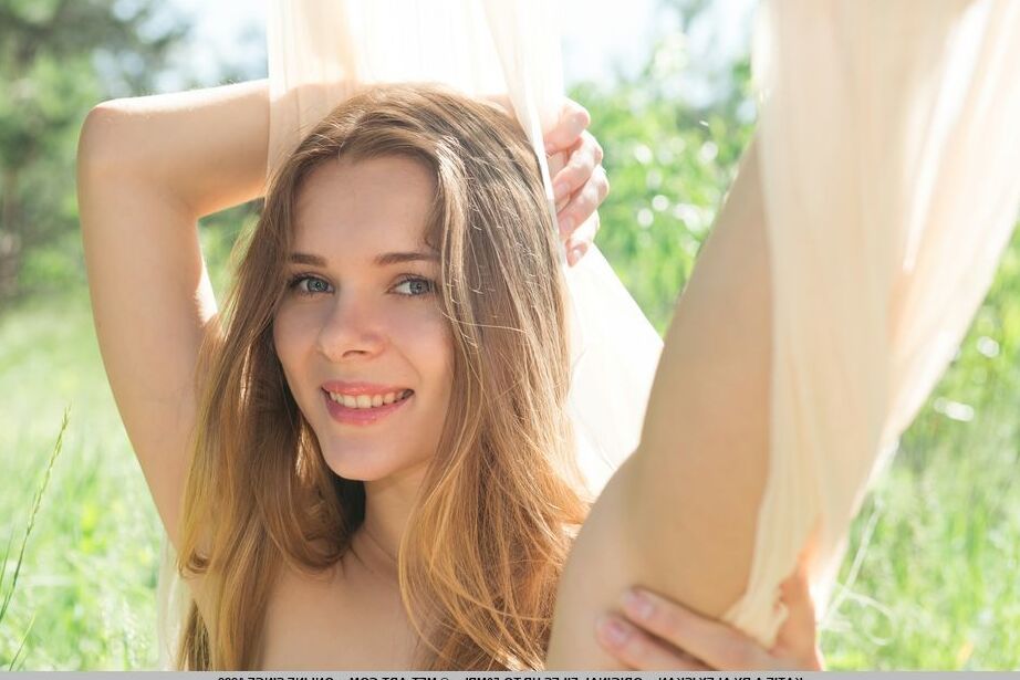 18P Katie A, afeitada y caliente, quitándose el vestido al aire libre y abriendo las piernas