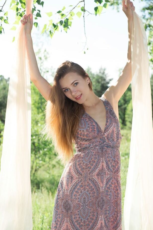 18P Katie A, afeitada y caliente, quitándose el vestido al aire libre y abriendo las piernas