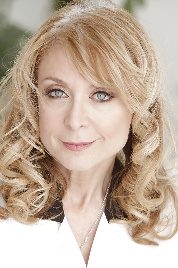 16P La zorra madura Nina Hartley se deshace de su ropa de vestir y lencería de encaje